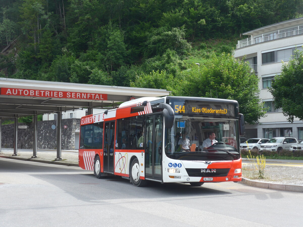 (226'418) - AS Engi - Nr. 7/GL 7707 - MAN am 12. Juli 2021 beim Bahnhof Schwanden