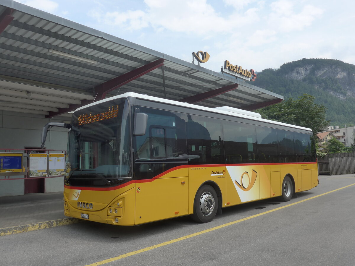 (226'723) - Flck, Brienz - Nr. 26/BE 868'724 - Iveco am 24. Juli 2021 in Meiringen, Postautostation