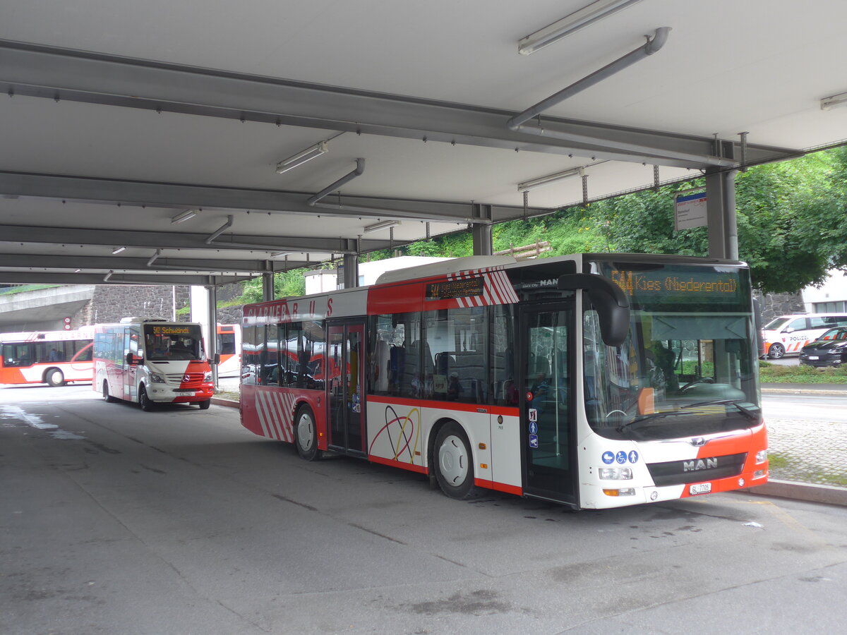 (226'760) - AS Engi - Nr. 5/GL 7705 - MAN am 25. Juli 2021 beim Bahnhof Schwanden