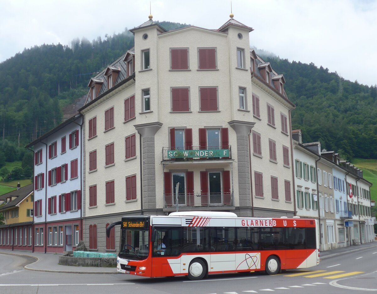 (226'764) - AS Engi - Nr. 7/GL 7707 - MAN am 25. Juli 2021 beim Bahnhof Schwanden