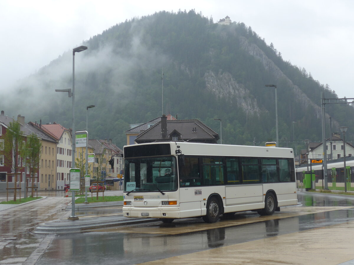 (226'839) - Taxicab, Neuchtel - NE 114'020 - Irisbus am 1. August 2021 beim Bahnhof Fleurier (Einsatz transN)