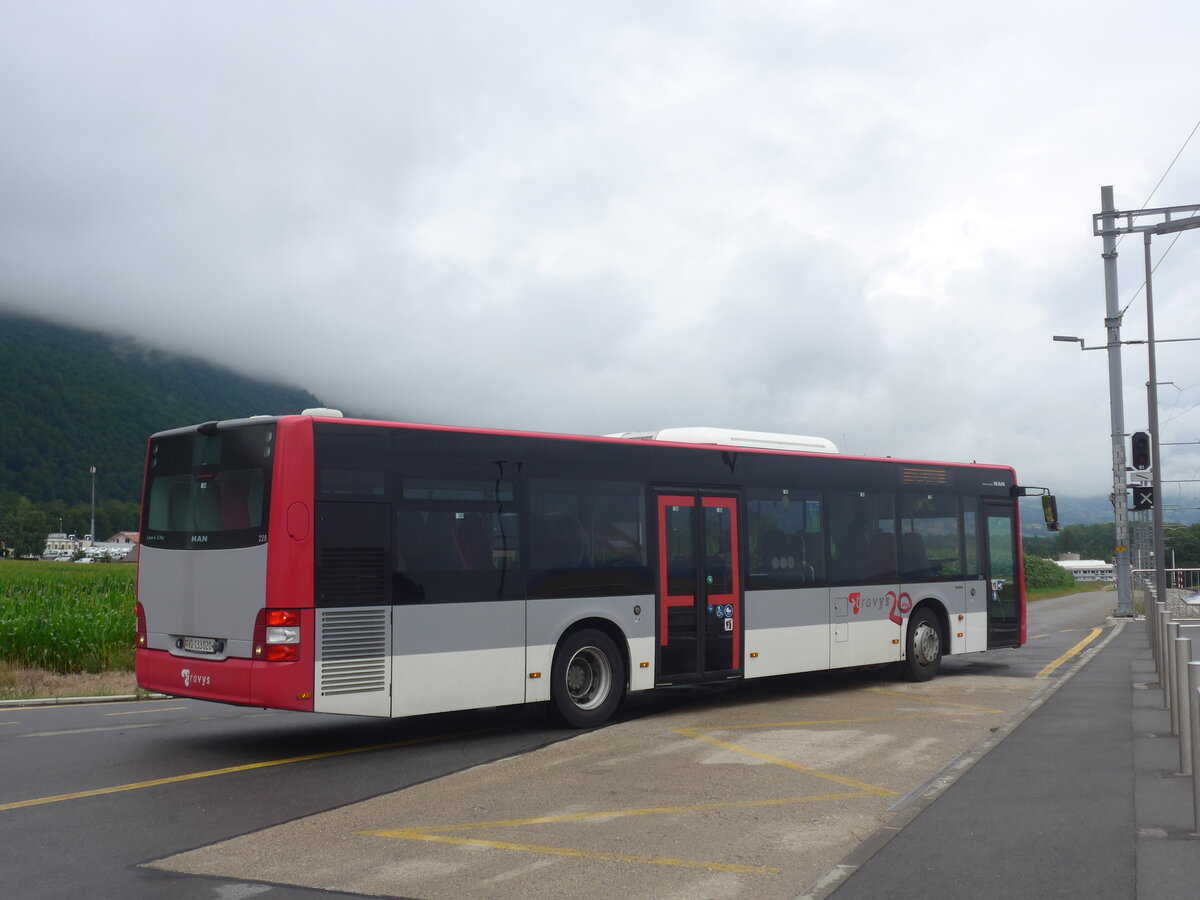 (226'867) - TRAVYS Yverdon - Nr. 228/VD 133'020 - MAN am 1. August 2021 beim Bahnhof Vuiteboeuf