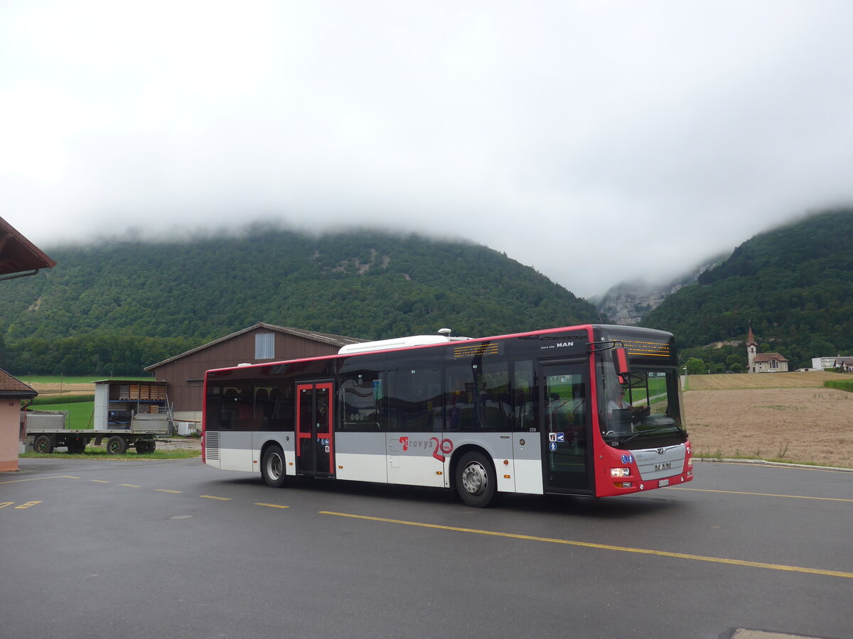 (226'868) - TRAVYS Yverdon - Nr. 228/VD 133'020 - MAN am 1. August 2021 beim Bahnhof Vuiteboeuf