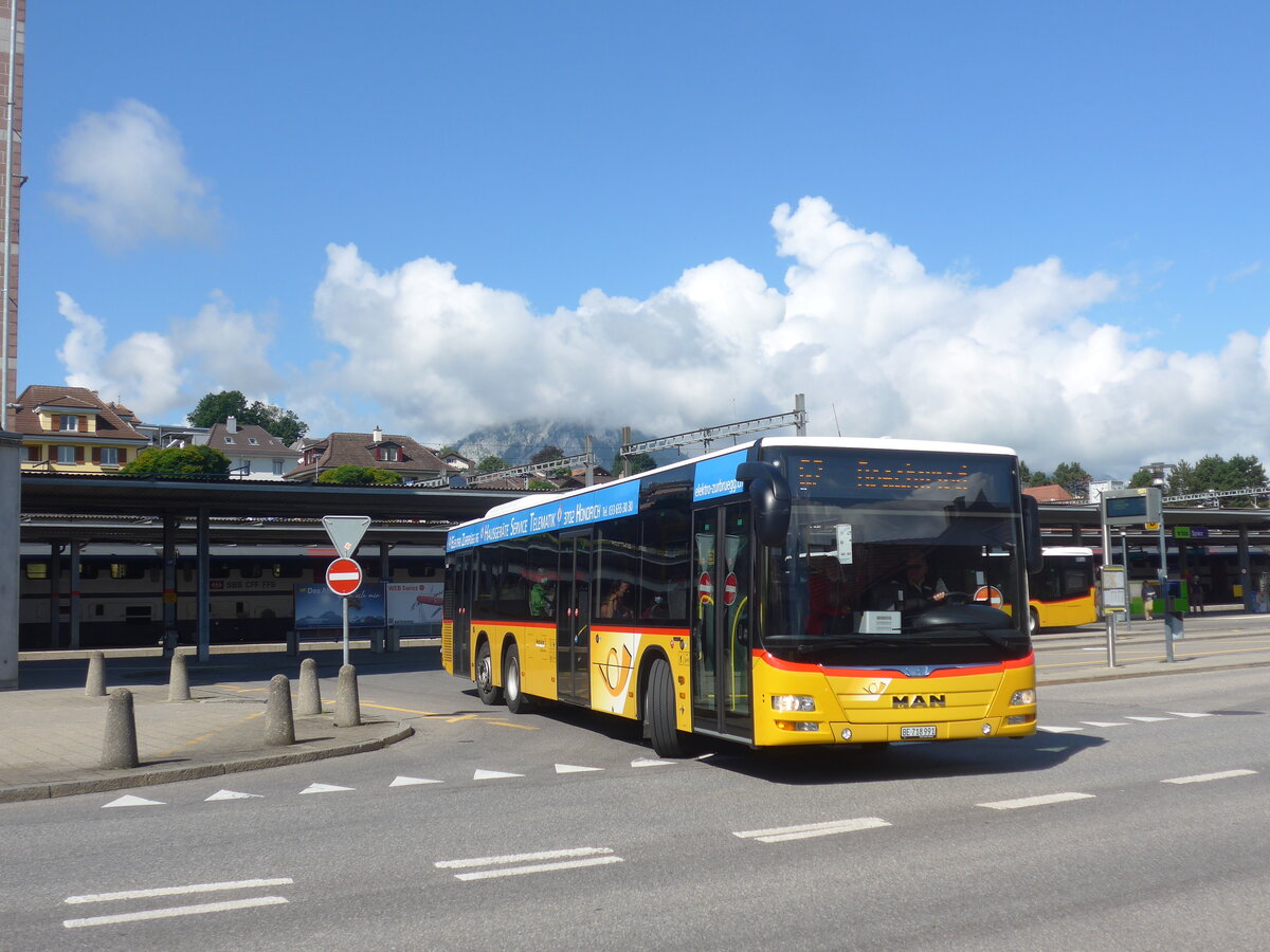 (226'983) - PostAuto Bern - BE 718'991 - MAN am 2. August 2021 beim Bahnhof Spiez