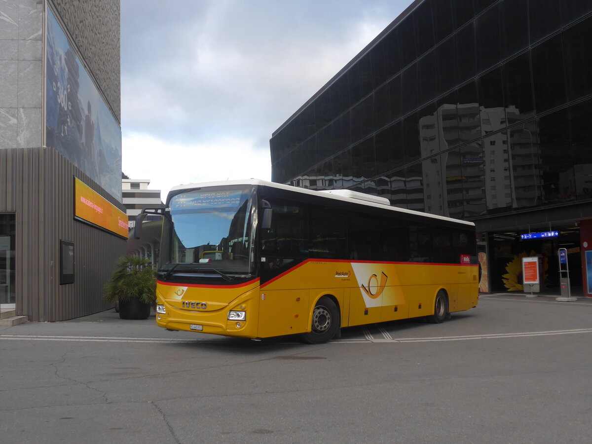 (227'598) - PostAuto Wallis - VS 445'911 - Iveco am 29. August 2021 beim Bahnhof Visp