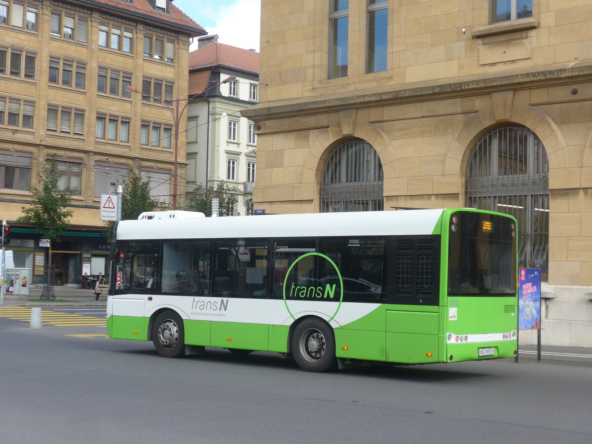 (228'116) - transN, La Chaux-de-Fonds - Nr. 352/NE 95'352 - Solaris (ex TRN La Chaux-de-Fonds Nr. 352) am 18. September 2021 beim Bahnhof La Chaux-de-Fonds