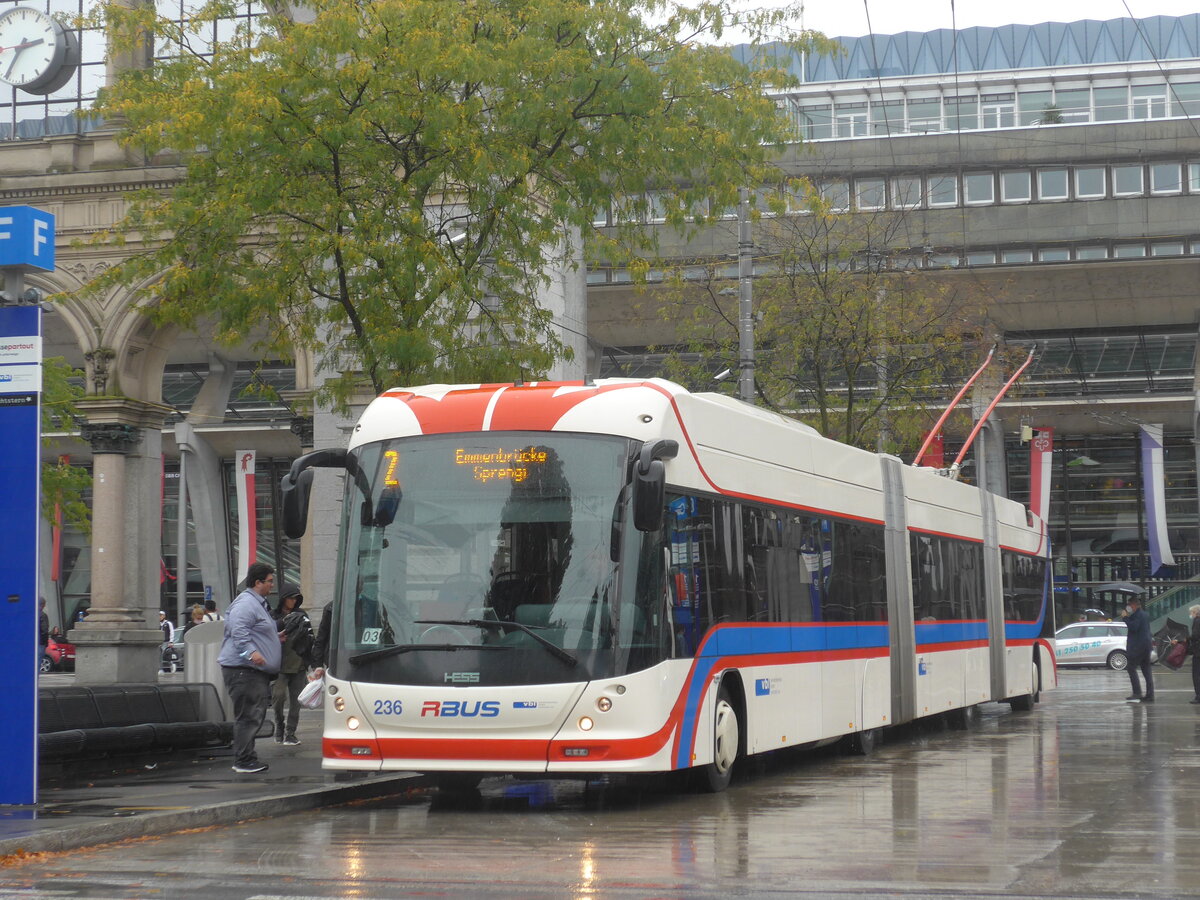 (228'187) - VBL Luzern - Nr. 236 - Hess/Hess Doppelgelenktrolleybus am 19. September 2021 beim Bahnhof Luzern