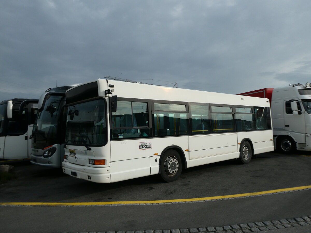 (228'320) - Taxicab, Neuchtel - Irisbus am 25. September 2021 in Kerzers, Interbus