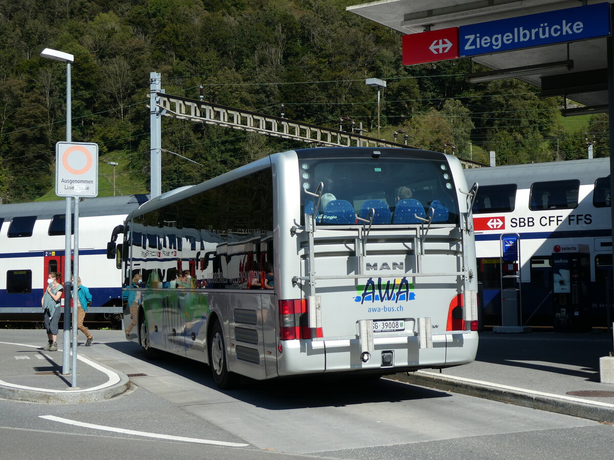 (228'578) - AWA Amden - Nr. 8/SG 39'008 - MAN am 2. Oktober 2021 beim Bahnhof Ziegelbrcke