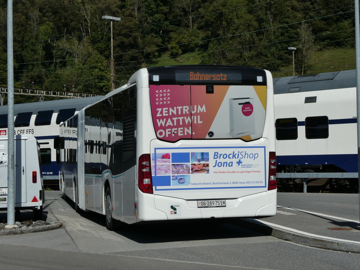 (228'585) - Schneider, Ermenswil - Nr. 3/SG 289'751 - Mercedes am 2. Oktober 2021 beim Bahnhof Ziegelbrcke