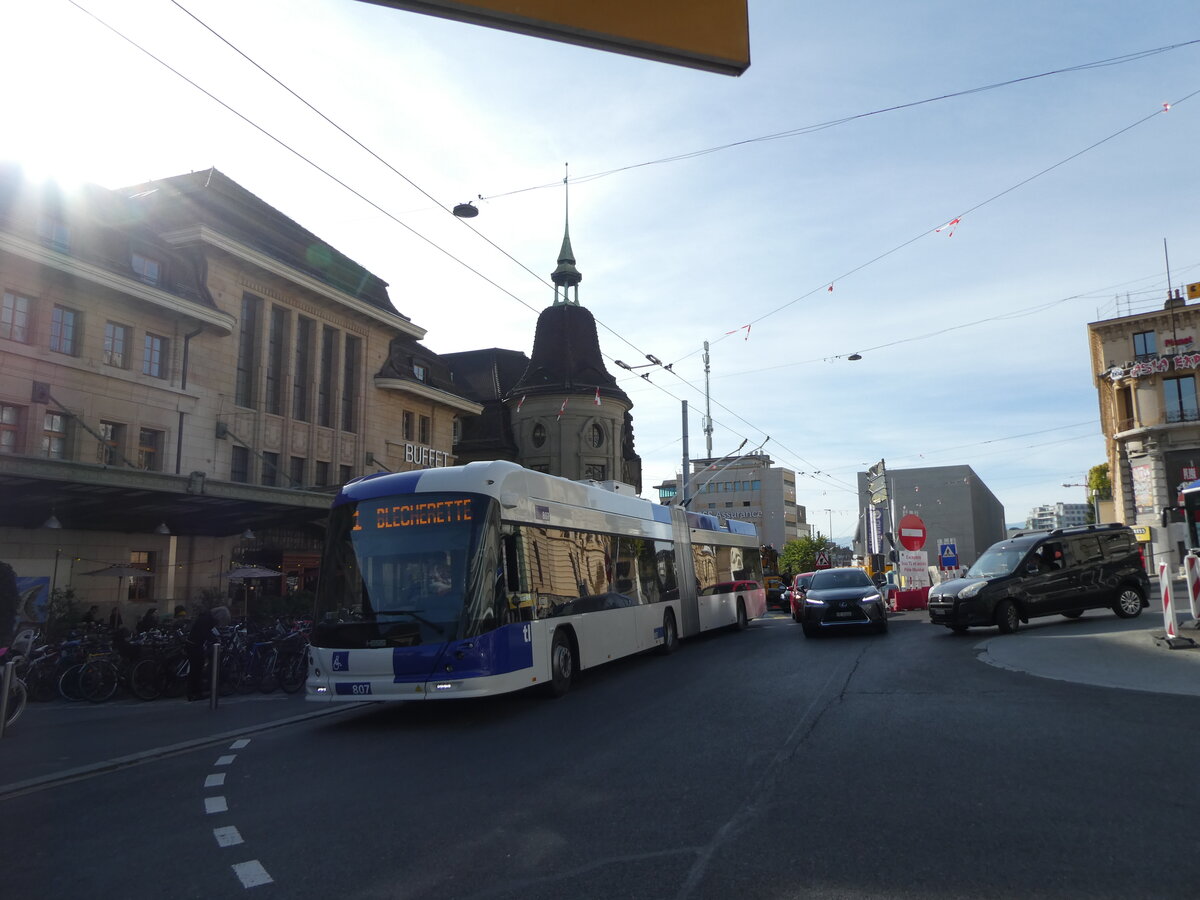 (228'920) - TL Lausanne - Nr. 807 - Hess/Hess Gelenktrolleybus am 11. Oktober 2021 beim Bahnhof Lausanne