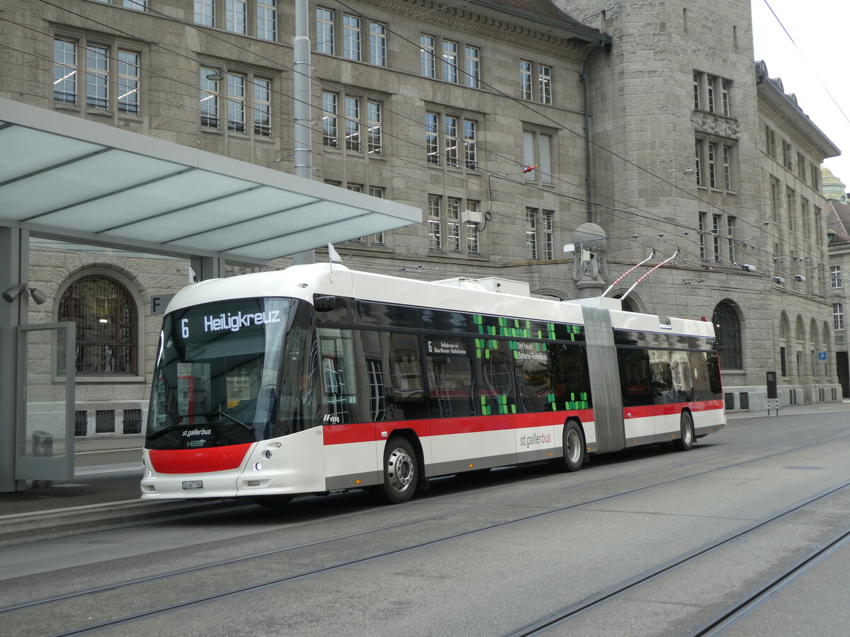 (229'052) - St. Gallerbus, St. Gallen - Nr. 104/SG 467'104 - Hess/Hess Gelenktrolleybus am 13. Oktober 2021 beim Bahnhof St. Gallen