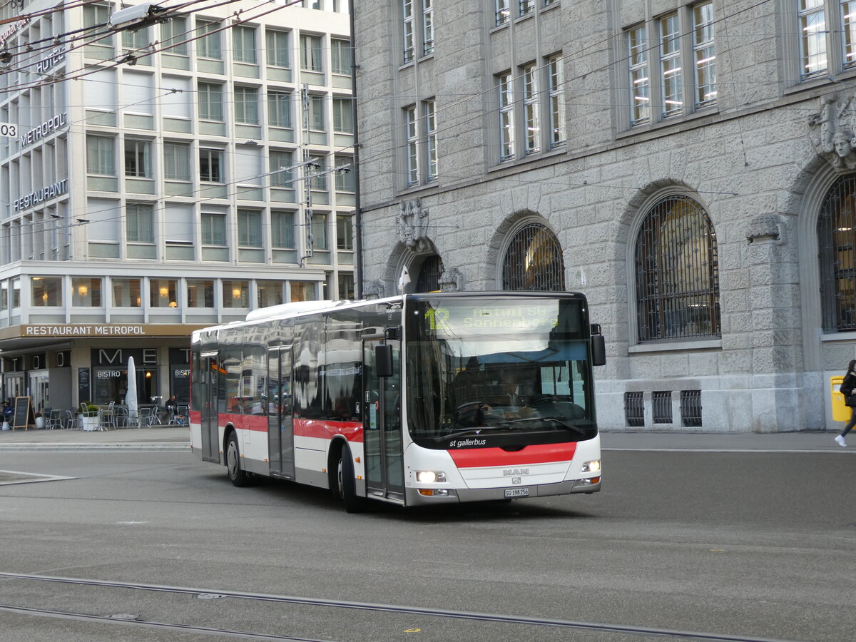 (229'060) - St. Gallerbus, St. Gallen - Nr. 256/SG 198'256 - MAN am 13. Oktober 2021 beim Bahnhof St. Gallen