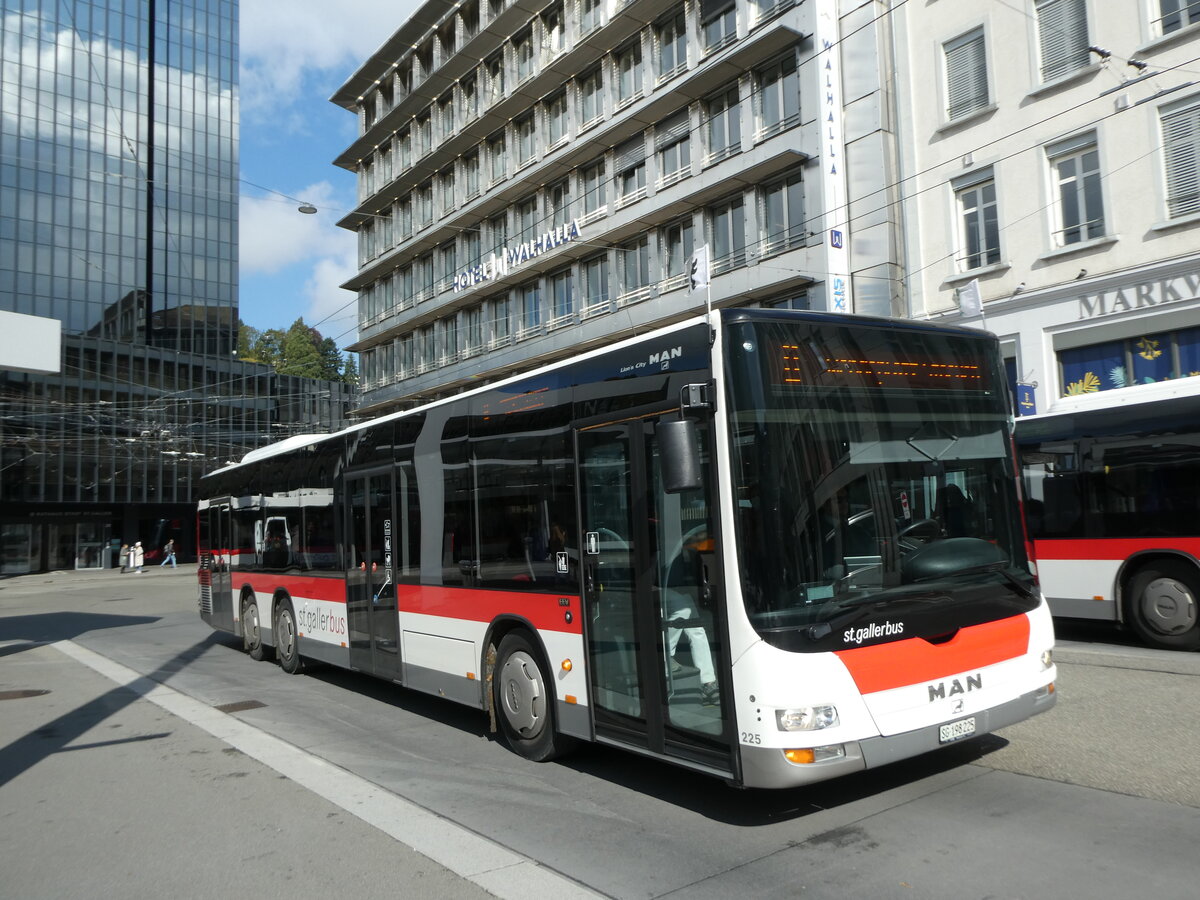 (229'111) - St. Gallerbus, St. Gallen - Nr. 225/SG 198'225 - MAN am 13. Oktober 2021 beim Bahnhof St. Gallen