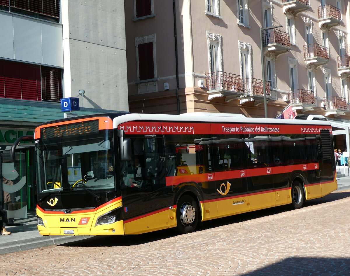 (229'196) - AutoPostale Ticino - TI 339'202 - MAN am 14. Oktober 2021 beim Bahnhof Bellinzona