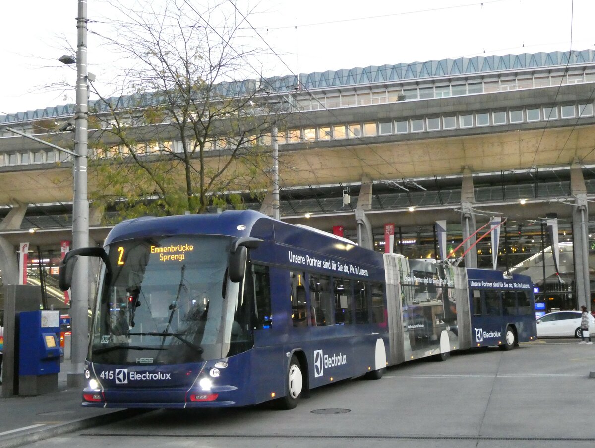 (229'217) - VBL Luzern - Nr. 415 - Hess/Hess Doppelgelenktrolleybus am 14. Oktober 2021 beim Bahnhof Luzern