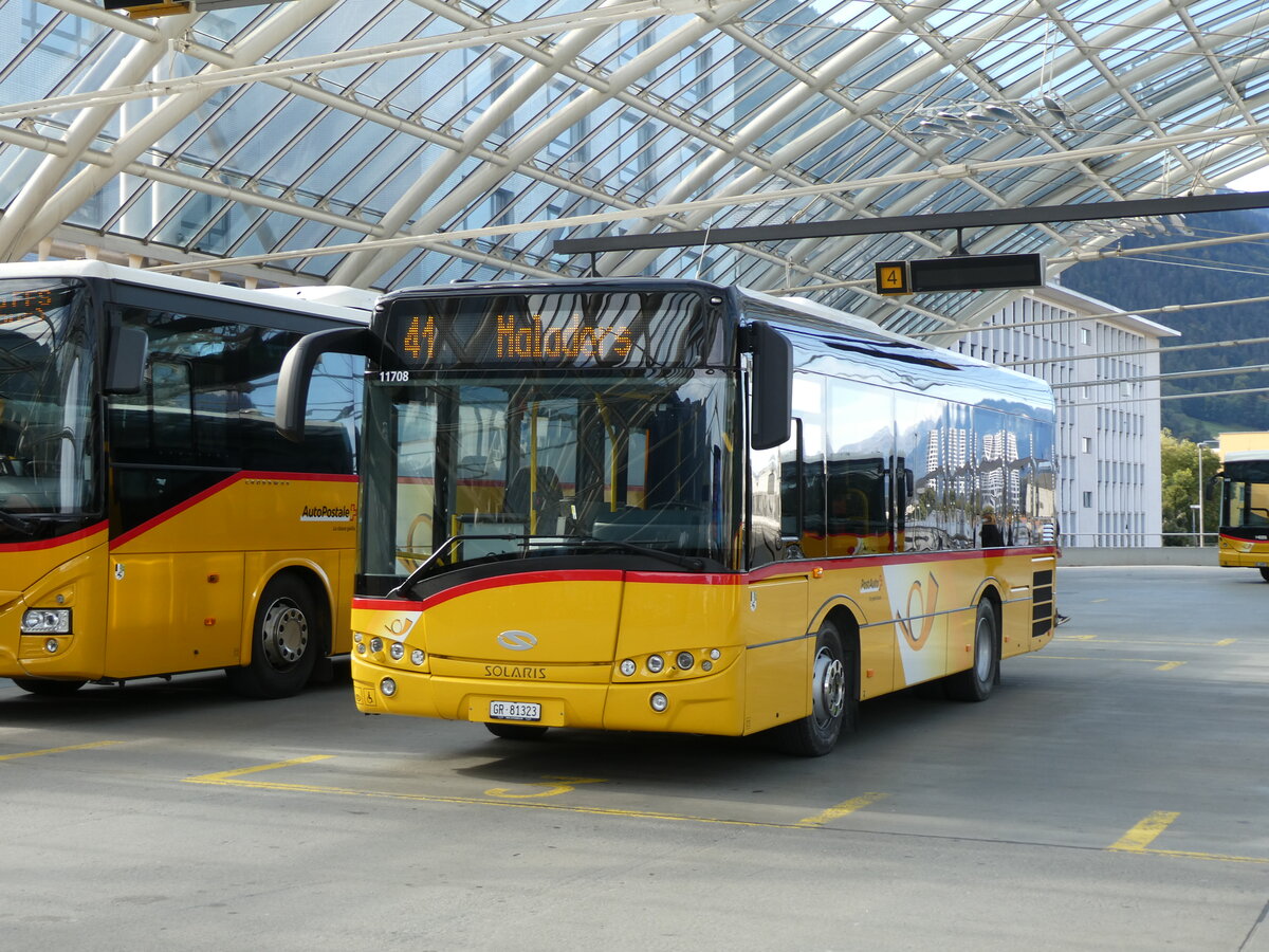 (229'227) - PostAuto Graubnden - GR 81'323 - Solaris am 15. Oktober 2021 in Chur, Postautostation