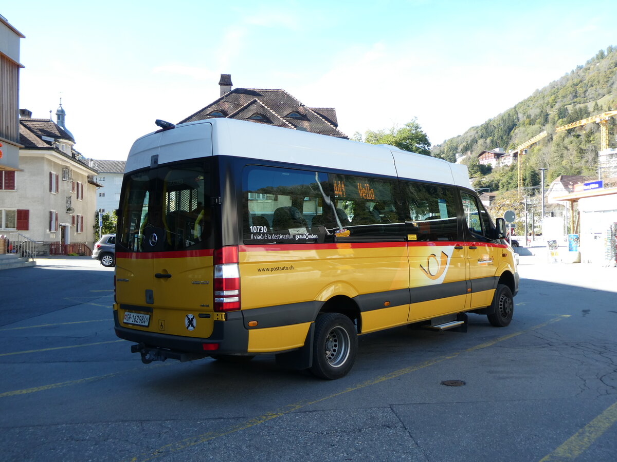 (229'268) - PostAuto Graubnden - Nr. 2/GR 162'984 - Mercedes am 15. Oktober 2021 beim Bahnhof Ilanz