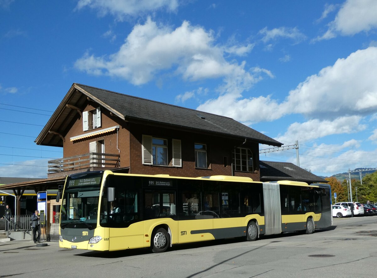 (229'561) - STI Thun - Nr. 182/BE 804'182 - Mercedes am 21. Oktober 2021 beim Bahnhof Wimmis