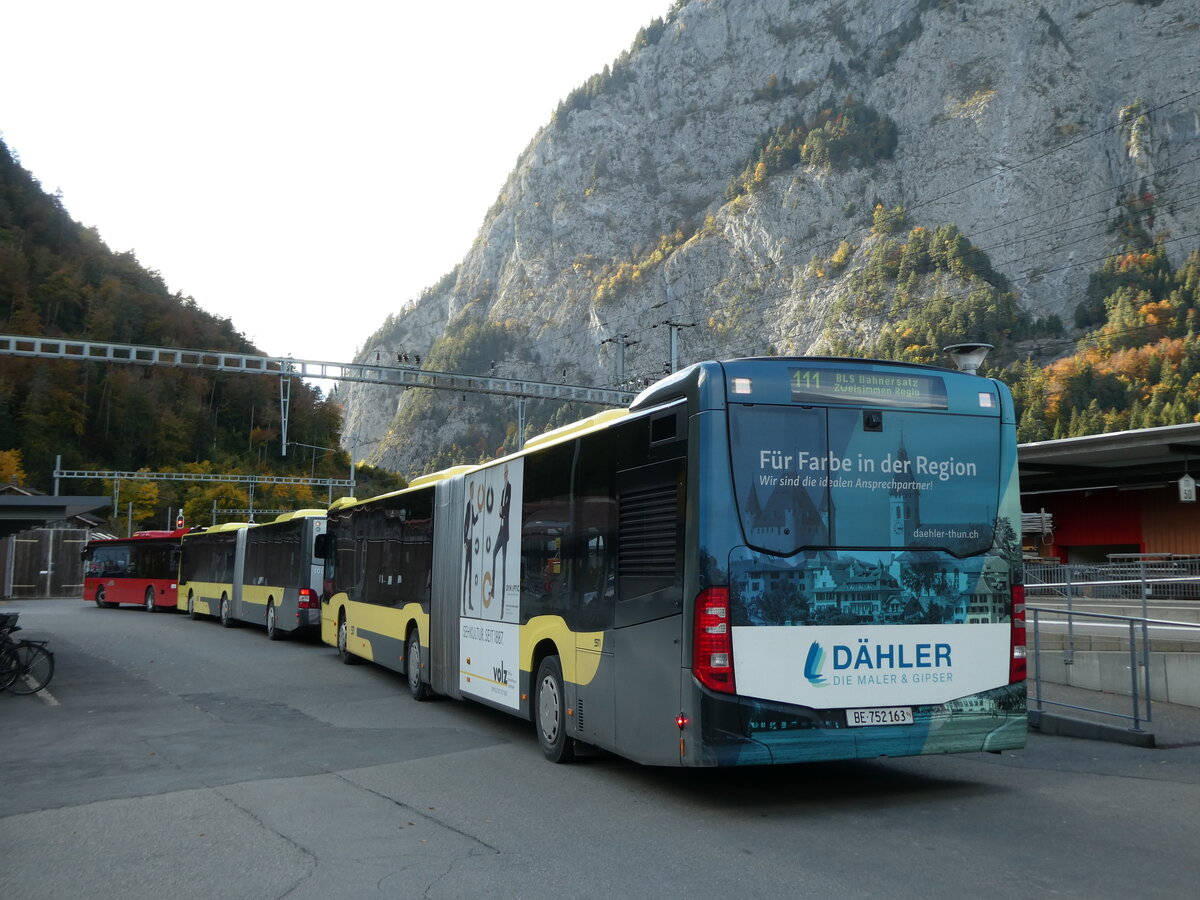 (229'568) - STI Thun - Nr. 163/BE 752'163 - Mercedes am 21. Oktober 2021 beim Bahnhof Wimmis