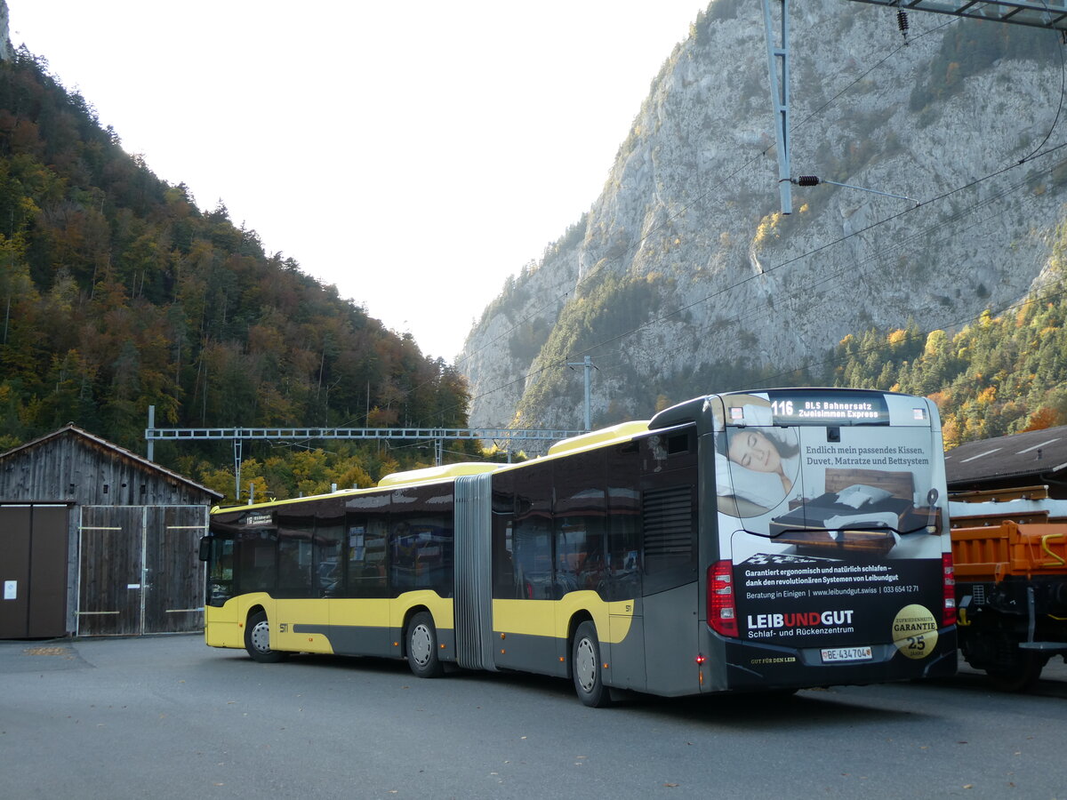 (229'571) - STI Thun - Nr. 704/BE 434'704 - Mercedes am 21. Oktober 2021 beim Bahnhof Wimmis