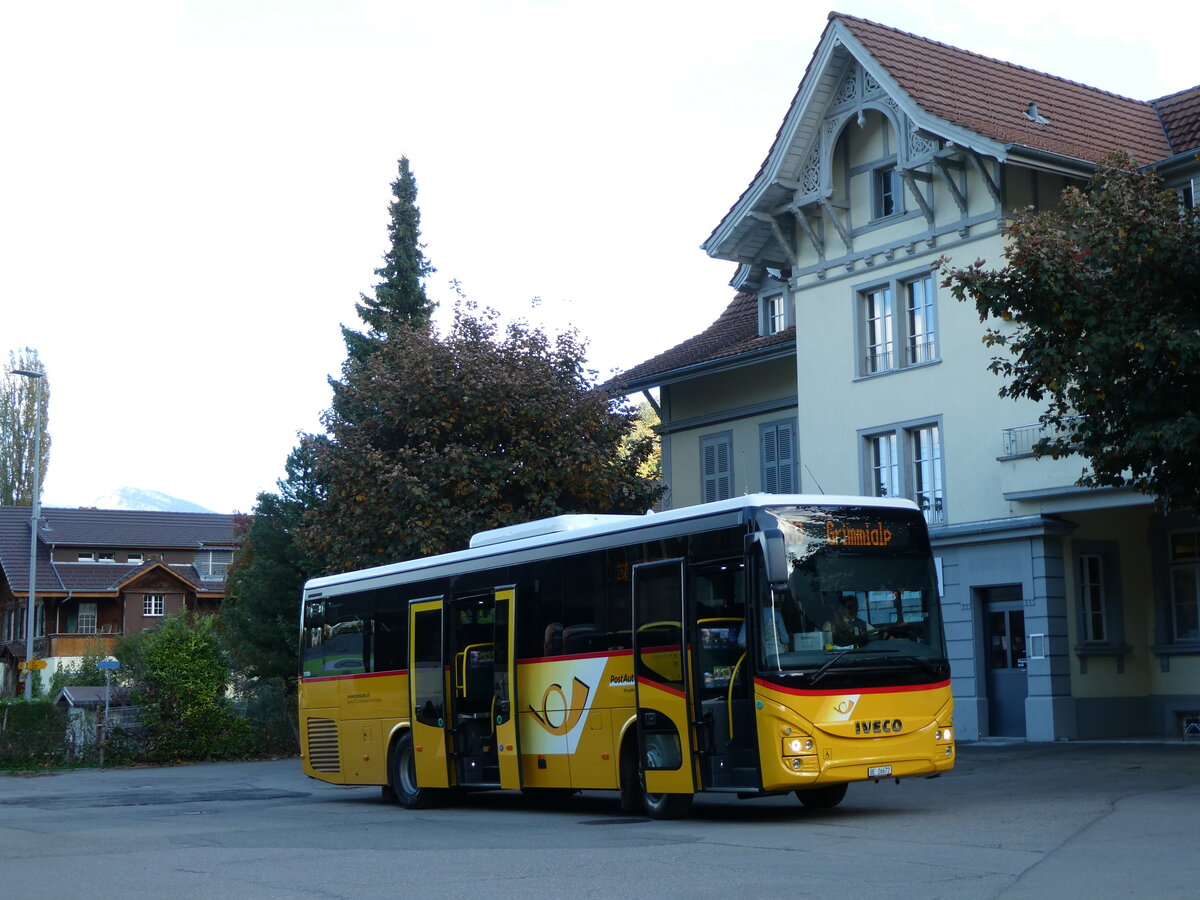 (229'573) - Spring, Schwenden - BE 26'672 - Iveco am 21. Oktober 2021 beim Bahnhof Wimmis