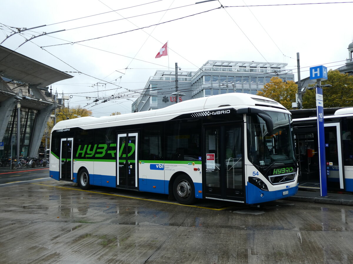 (229'676) - VBL Luzern - Nr. 54/LU 287'201 - Volvo am 22. Oktober 2021 beim Bahnhof Luzern