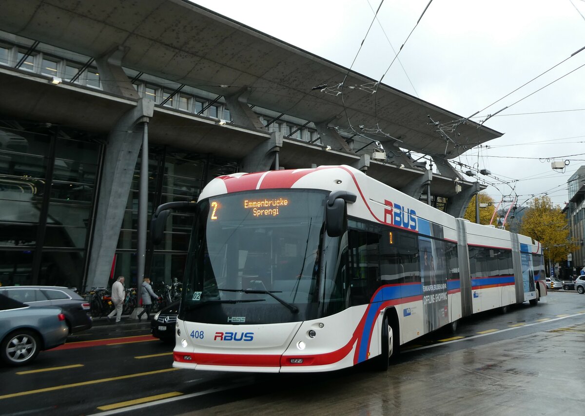 (229'690) - VBL Luzern - Nr. 408 - Hess/Hess Doppelgelenktrolleybus am 22. Oktober 2021 beim Bahnhof Luzern