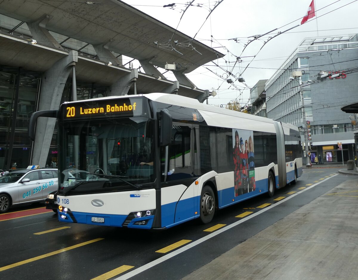 (229'704) - VBL Luzern - Nr. 108/LU 15'052 - Solaris am 22. Oktober 2021 beim Bahnhof Luzern