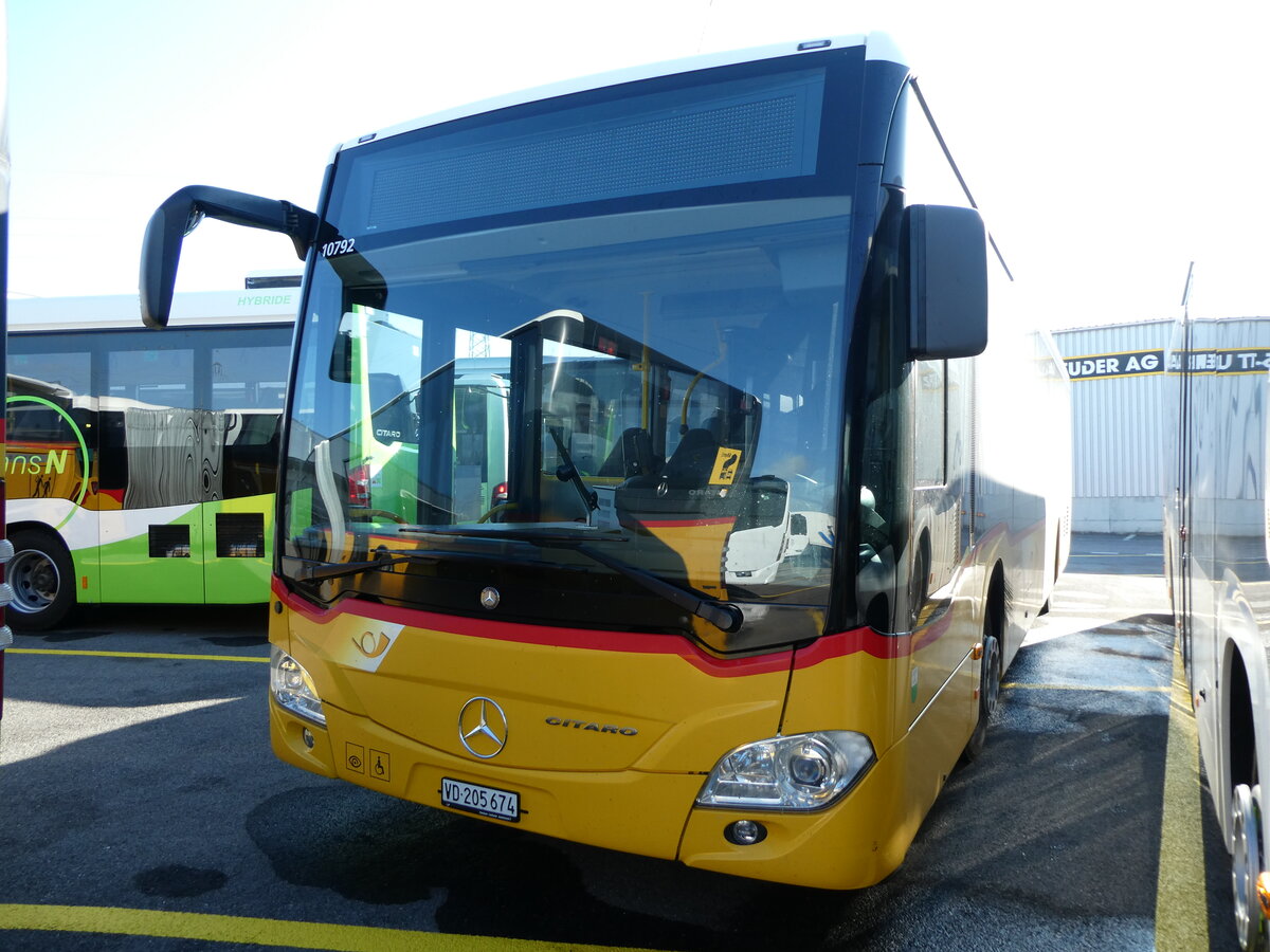 (229'834) - CarPostal Ouest - VD 205'674 - Mercedes am 24. Oktober 2021 in Kerzers, Interbus