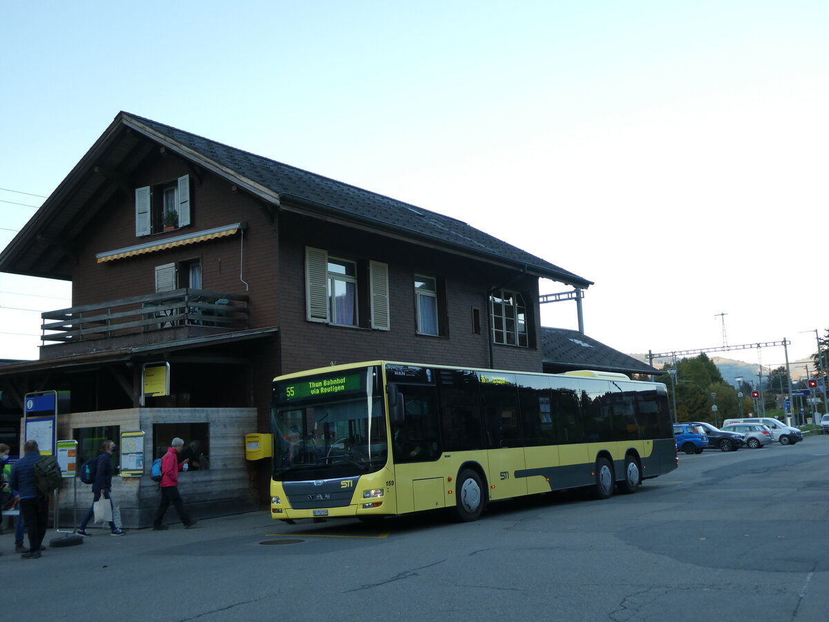 (229'886) - STI Thun - Nr. 159/BE 752'159 - MAN am 24. Oktober 2021 beim Bahnhof Wimmis