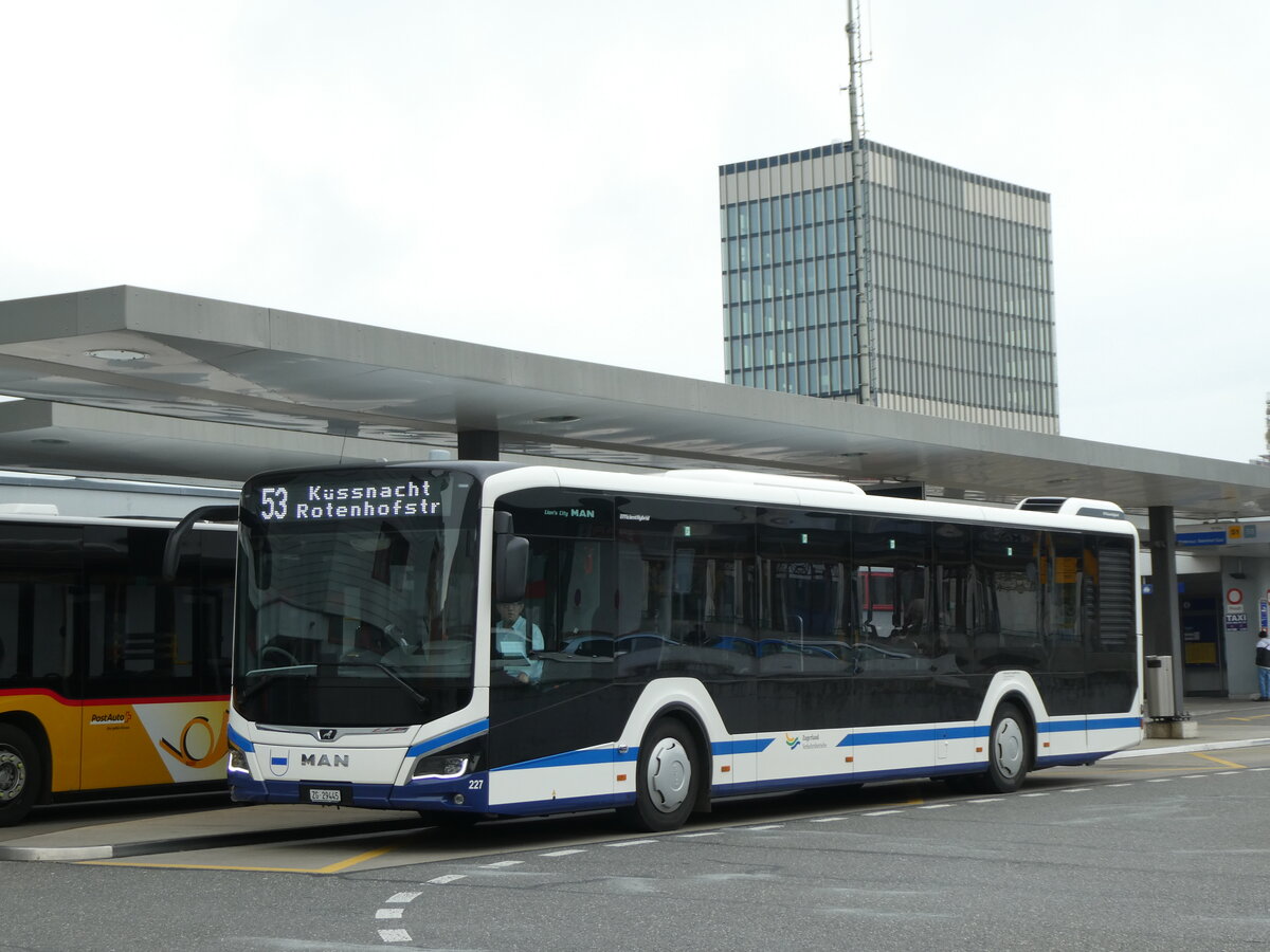 (229'933) - Odermatt, Rotkreuz - Nr. 227/ZG 29'445 - MAN am 30. Oktober 2021 beim Bahnhof Rotkreuz