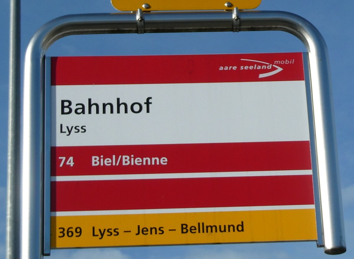 (229'978) - aare seeland mobil/PostAuto-Haltestellenschild - Lyss, Bahnhof - am 31. Oktober 2021