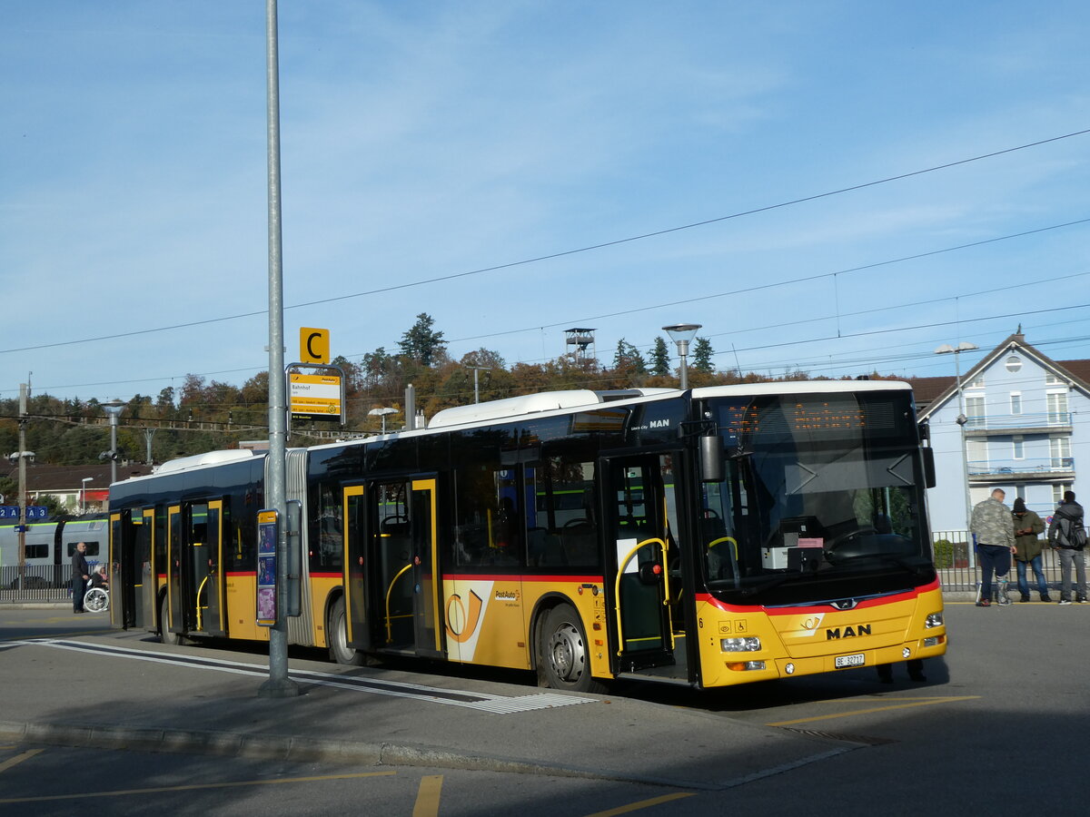 (229'982) - Steiner, Ortschwaben - Nr. 6/BE 32'717 - MAN am 31. Oktober 2021 beim Bahnhof Lyss