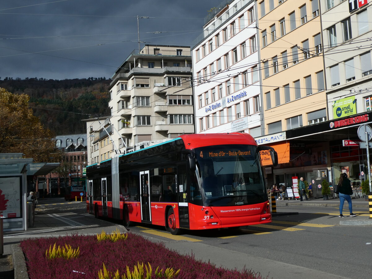 (230'108) - VB Biel - Nr. 97 - Hess/Hess Gelenktrolleybus am 8. November 2021 beim Bahnhof Biel