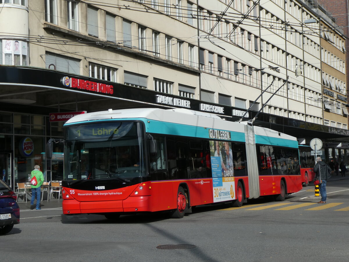 (230'115) - VB Biel - Nr. 55 - Hess/Hess Gelenktrolleybus am 8. November 2021 beim Bahnhof Biel