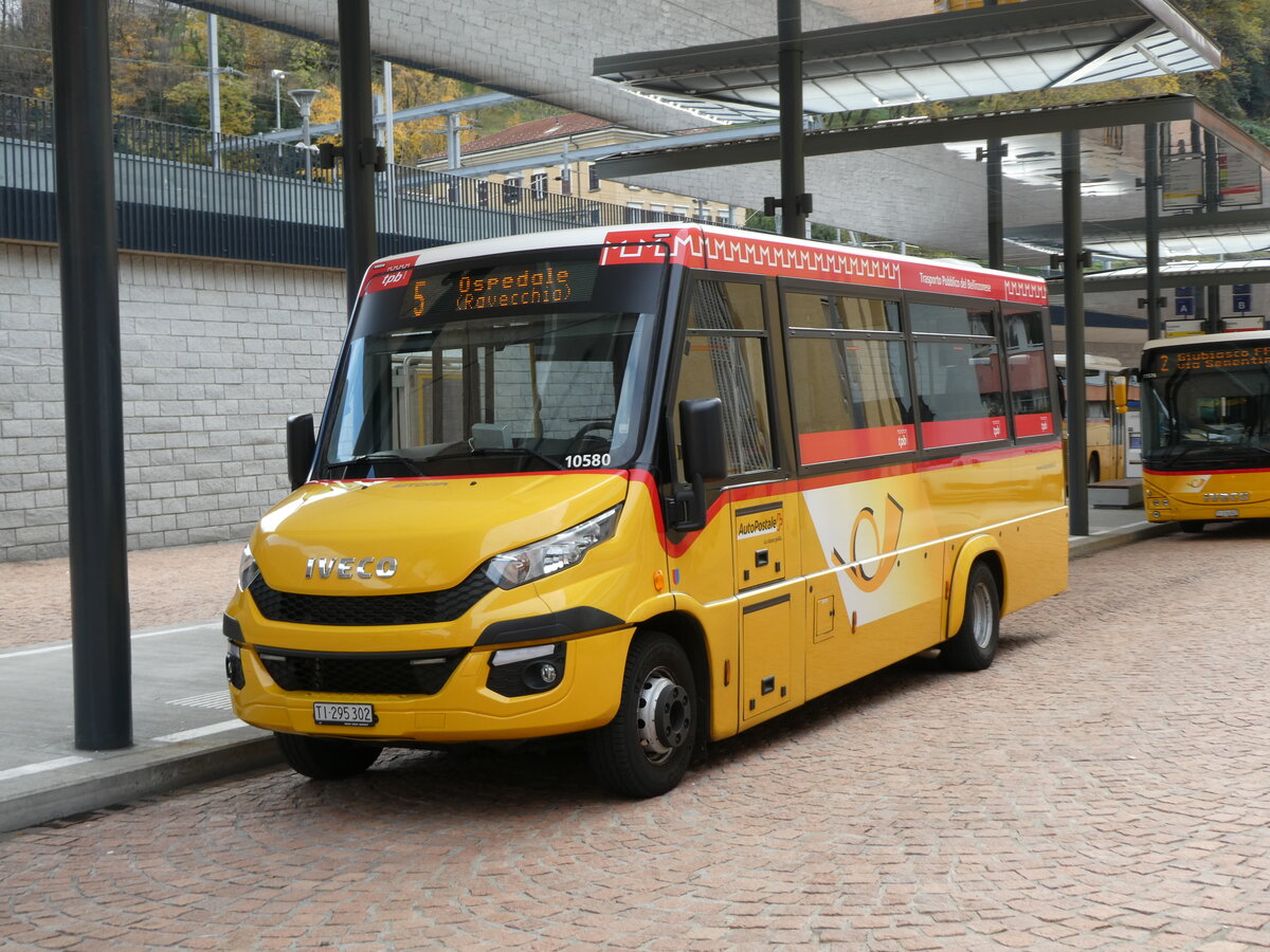 (230'419) - AutoPostale Ticino - TI 295'302 - Iveco/Sitcar am 10. November 2021 beim Bahnhof Bellinzona