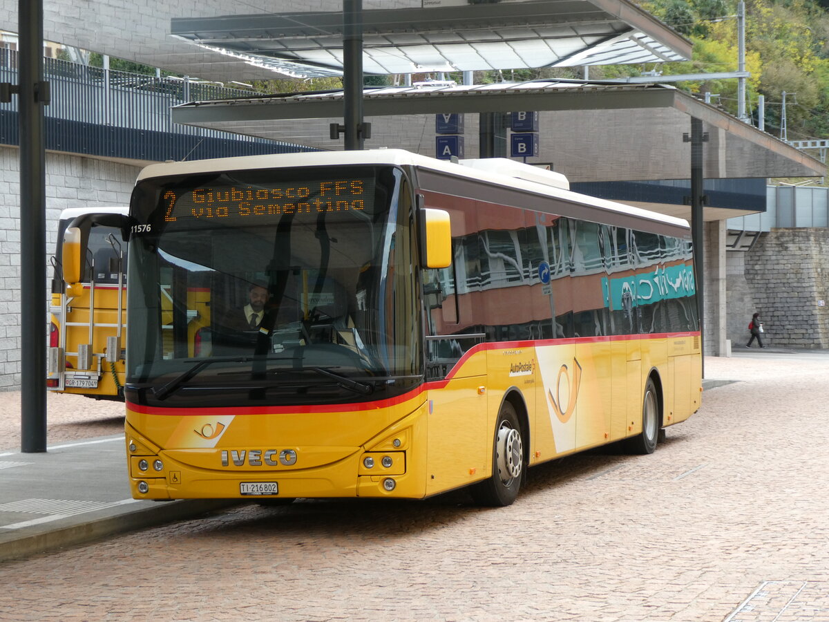 (230'420) - Chiesa, Riazzino - TI 216'802 - Iveco am 10. November 2021 beim Bahnhof Bellinzona