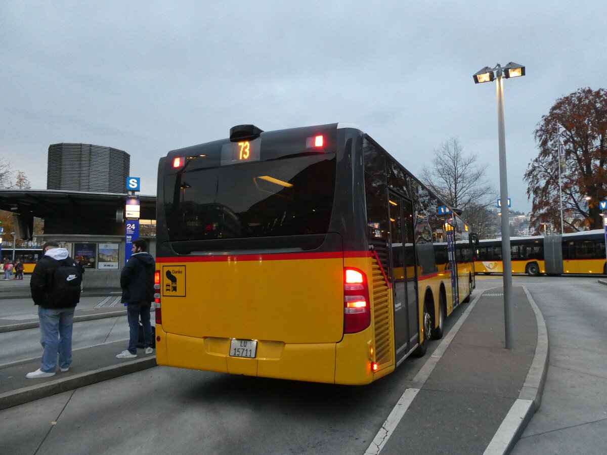 (230'459) - Bucheli, Kriens - Nr. 27/LU 15'711 - Mercedes am 10. November 2021 beim Bahnhof Luzern