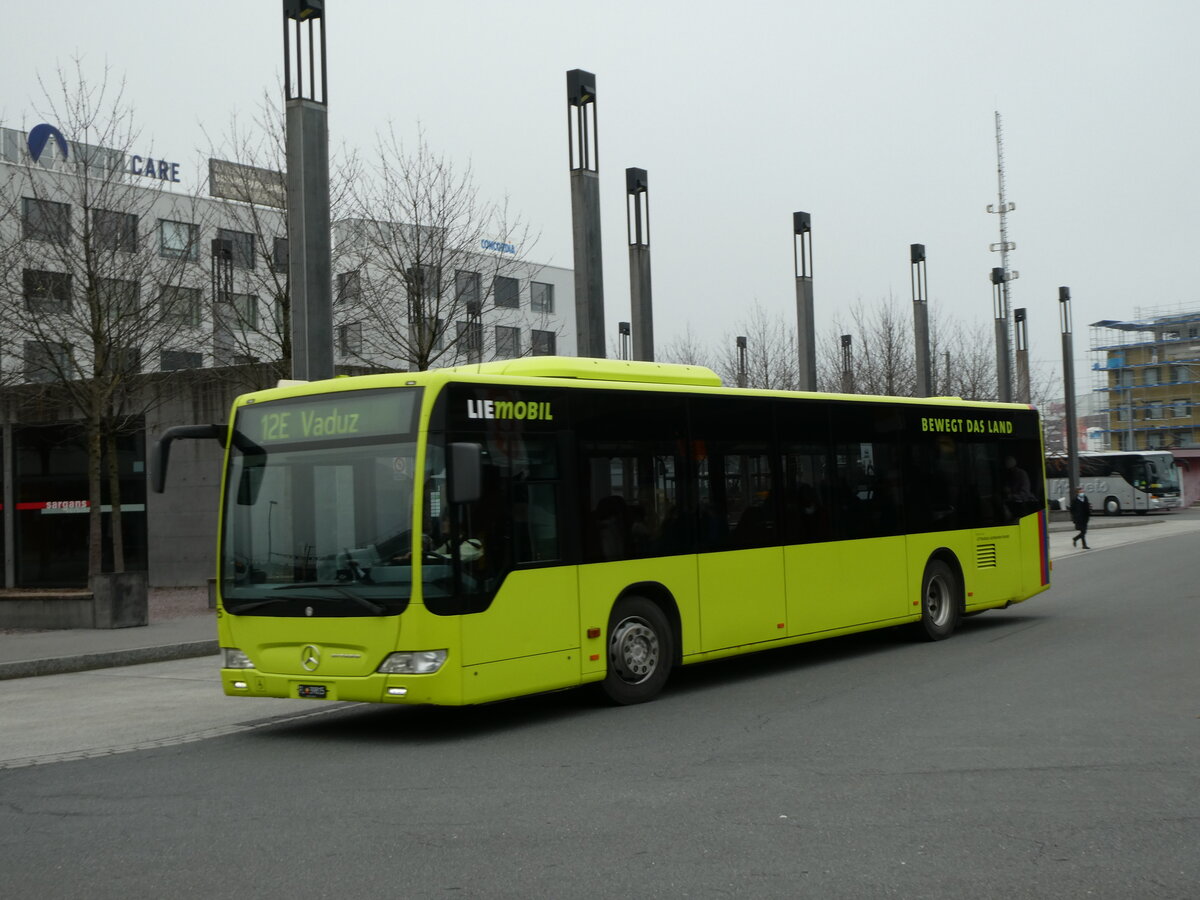 (230'566) - Aus Liechtenstein: PLA Vaduz - Nr. 15/FL 39'815 - Mercedes am 12. November 2021 beim Bahnhof Sargans