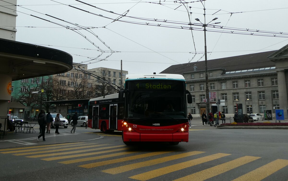 (230'588) - VB Biel - Nr. 52 - Hess/Hess Gelenktrolleybus am 13. November 2021 beim Bahnhof Biel