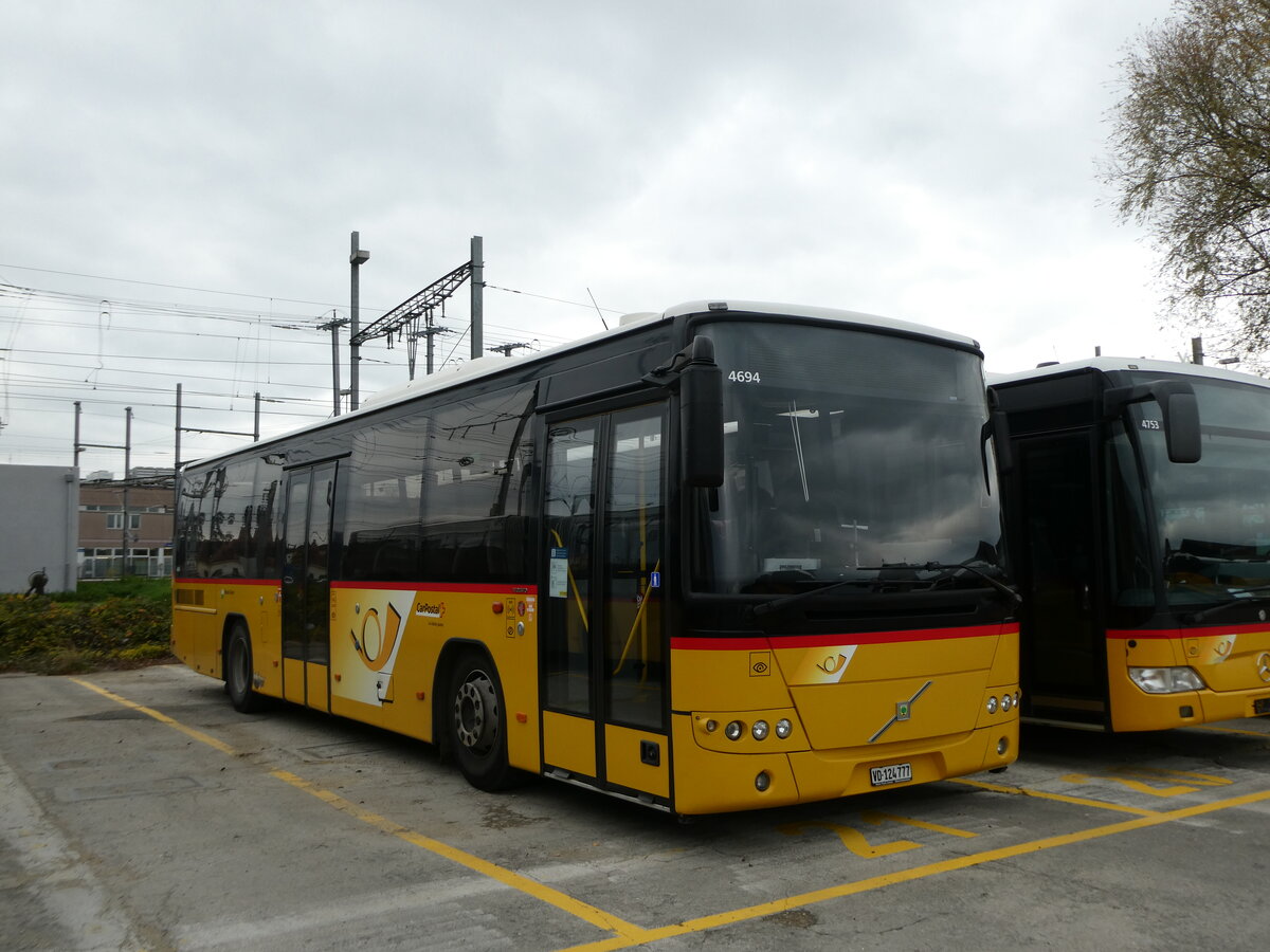 (230'648) - CarPostal Ouest - VD 124'777 - Volvo am 13. November 2021 in Yverdon, Garage