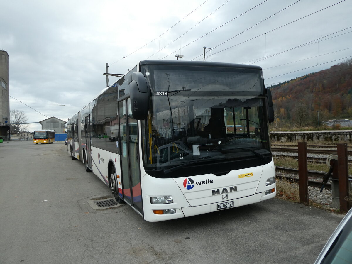 (230'694) - PostAuto Nordschweiz - NE 165'371 - MAN (ex AG 271'181) am 13. November 2021 beim Bahnhof Moudon (Einsatz CarPostal)