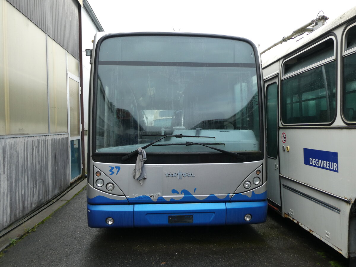 (230'750) - VMCV Clarens (Rtrobus) - Nr. 37 - Van Hool am 14. November 2021 in Faoug, Carrosserie Etter