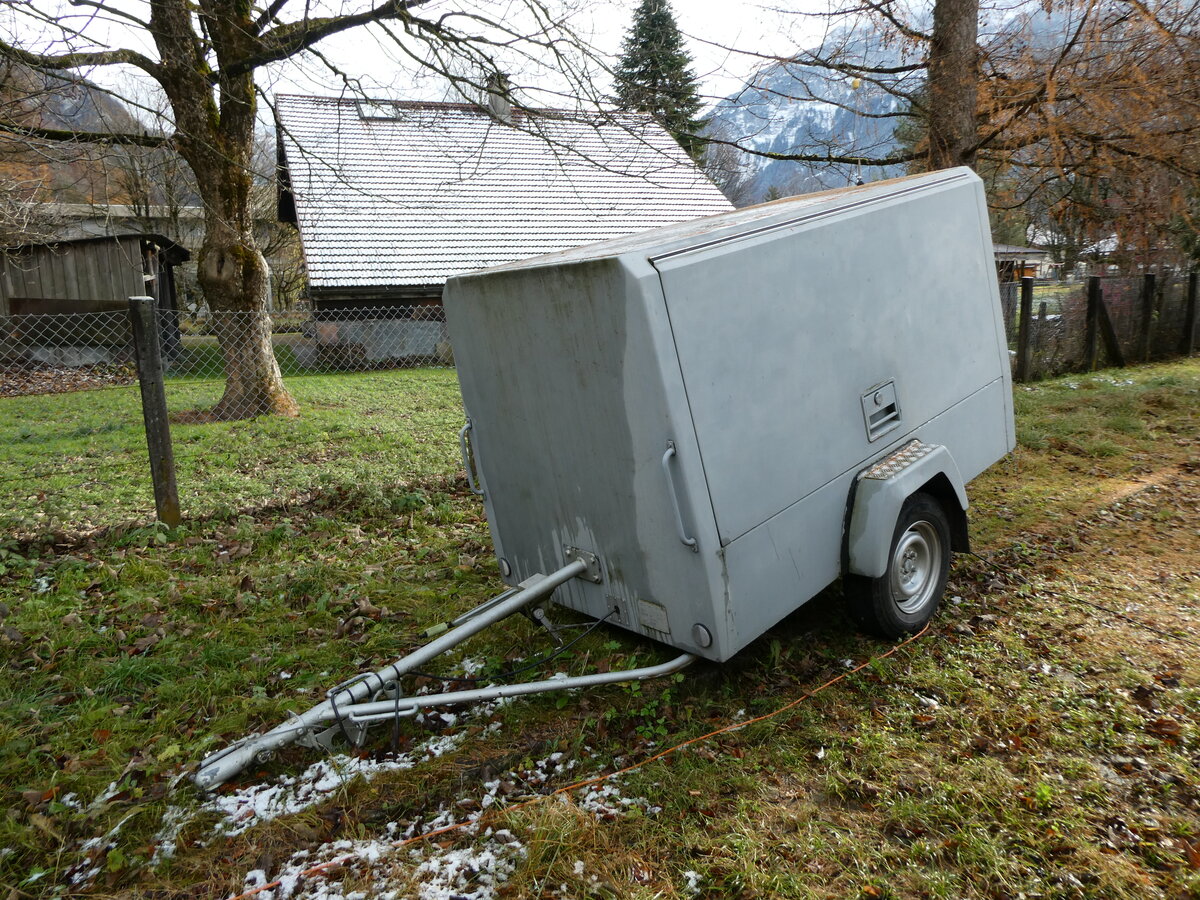 (230'939) - PostAuto Bern - BE 180'392 - Gowa Gepckanhnger (ex AVG Meiringen; ex P 30'076) am 27. November 2021 in Meiringen, Garage