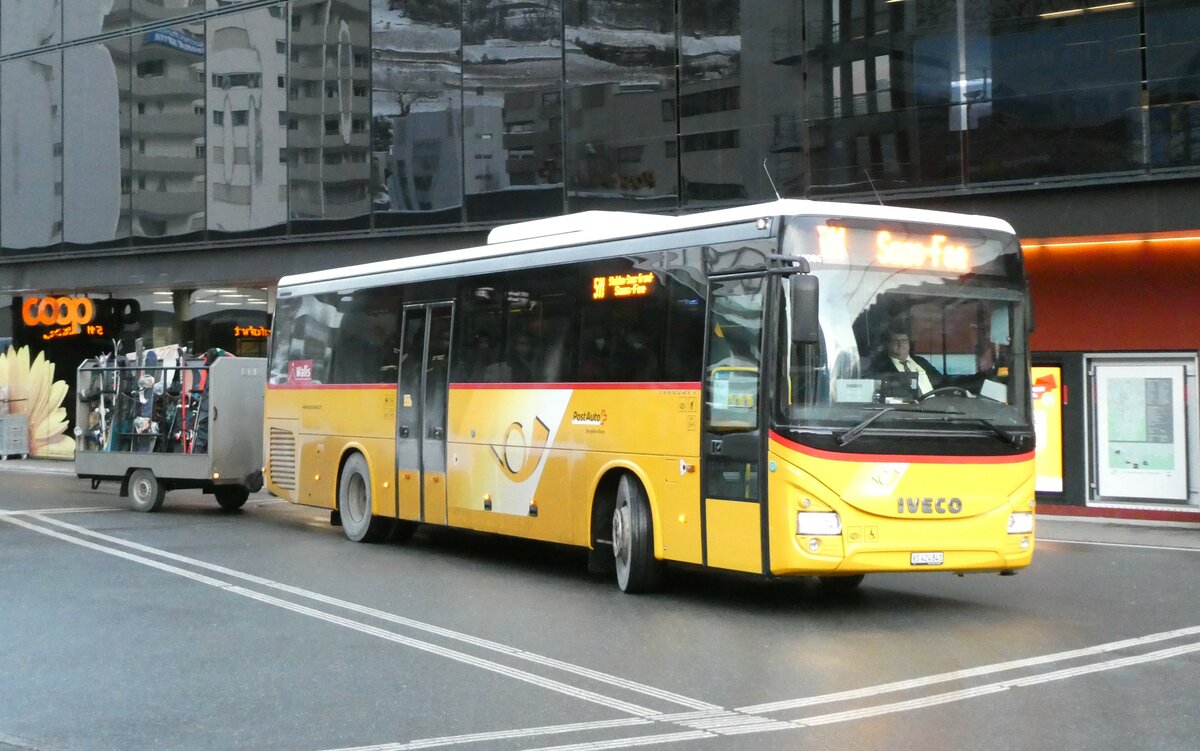 (231'132) - PostAuto Wallis - VS 424'841) - Iveco am 12. Dezember 2021 beim Bahnhof Visp