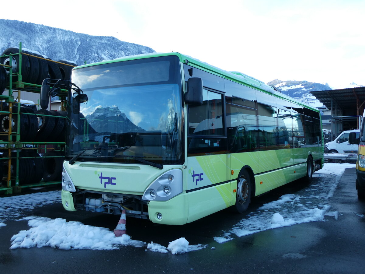 (231'160) - TPC Aigle - Nr. 300 - Irisbus am 12. Dezember 2021 in Collombey, Garage