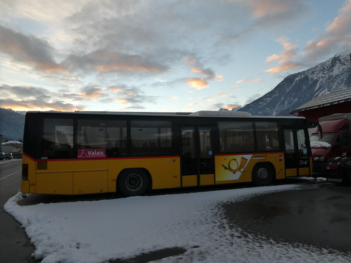 (231'196) - PostAuto Wallis - Nr. 2 - Volvo (ex CarPostal Ouest; ex SAPJV, L'Isle Nr. 11) am 12. Dezember 2021 in Saxon, Garage Visa