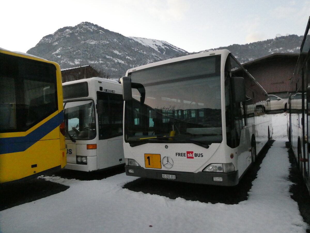 (231'207) - Buchard, Leytron - Nr. 68/VS 101'311 - Mercedes (ex MBC Morges Nr. 66) am 12. Dezember 2021 in Leytron, Garage