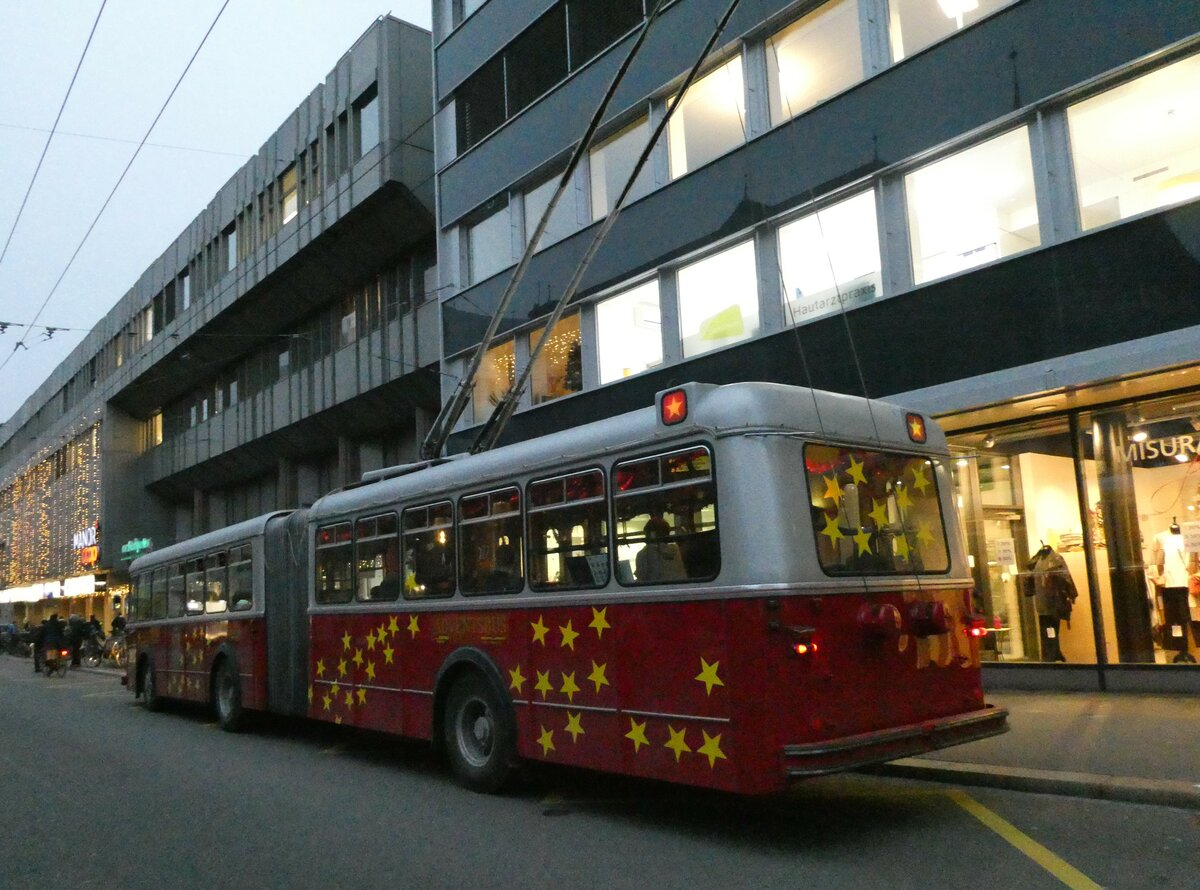 (231'360) - VW Winterthur - Nr. 101 - FBW/SWS Gelenktrolleybus am 15. Dezember 2021 in Winterthur, Bankstrasse